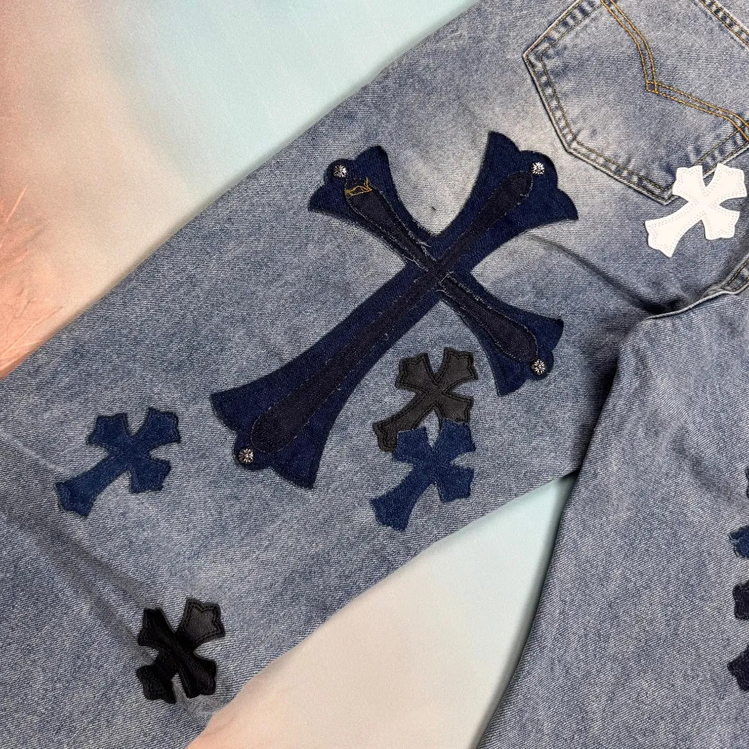 🅿️320 🔘Model No.-KL107 🔘Cro Hearts𝐂𝐡𝐫𝐨𝐦𝐞 𝐇𝐞𝐚𝐫𝐭 SexRecords Series Metallic Cross Matty Limited First Generation Cow King Jeans* This is a Chrome Hearts Croxin's limited edition jeans, the first generation of Croxin's Cow King, are unanimously recognized by the industry as the "Cow King" of jeans. It is highly recognizable and uses silver ornaments and leather design, which is unique on the market. Silver jewelry and patchwork leather complement each other, giving the pants a fashionable and high-end texture. This style of jeans is suitable for matching with all kinds of tops. It not only creates an eye-catching effect visually, but also has an excellent touch. It is the best choice for creating a cool and handsome outfit, and can easily help the wearer create an outstanding temperament.  Size: S M L XL XXL (28.30.32.34.36) Color: Blue